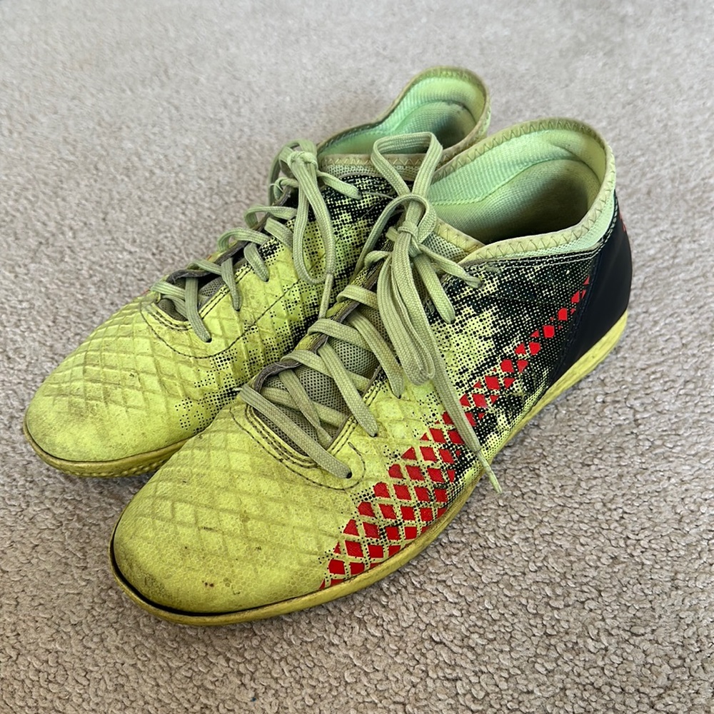 size 6 UK puma women’s indoor soccer shoes